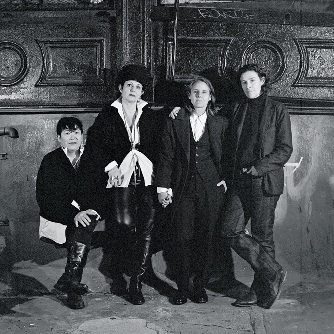 嘉里·山冈、乔伊·埃匹萨拉、南希·布鲁克斯·布罗迪和佐伊·利奥纳德，纽约，2014. 摄影：Alice O’Malley.