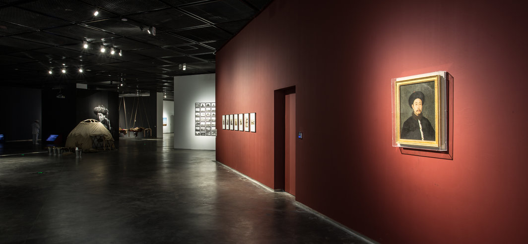 第二届银川双年展“从沙漠出发——边界上的生态学”展览现场，2018，前景作品为：郎世宁，《乾隆皇帝半身冬装像》，1756-57. 银川当代美术馆惠允.