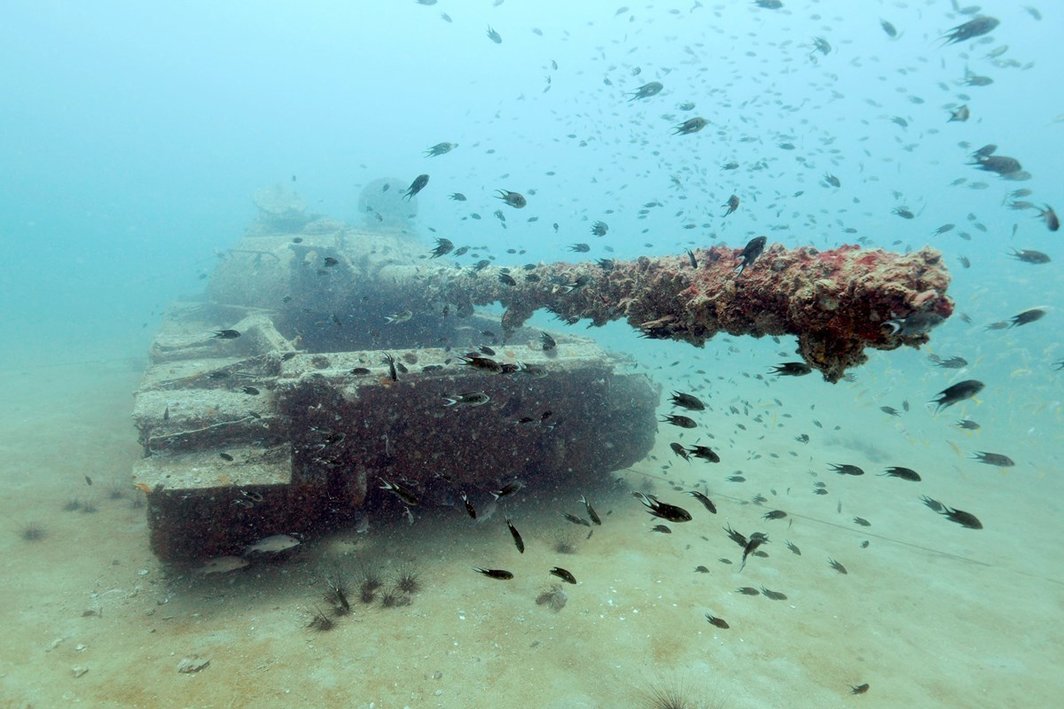 Tara Hengsapkul，《你带我下沉，进入海洋》，2018. 由录像（一个双频道，时长12分；两个单频道，分别时长3分和6分30秒）与艺术家书组成的装置. 图片来源：昆士兰艺术馆 | 现代艺术馆.