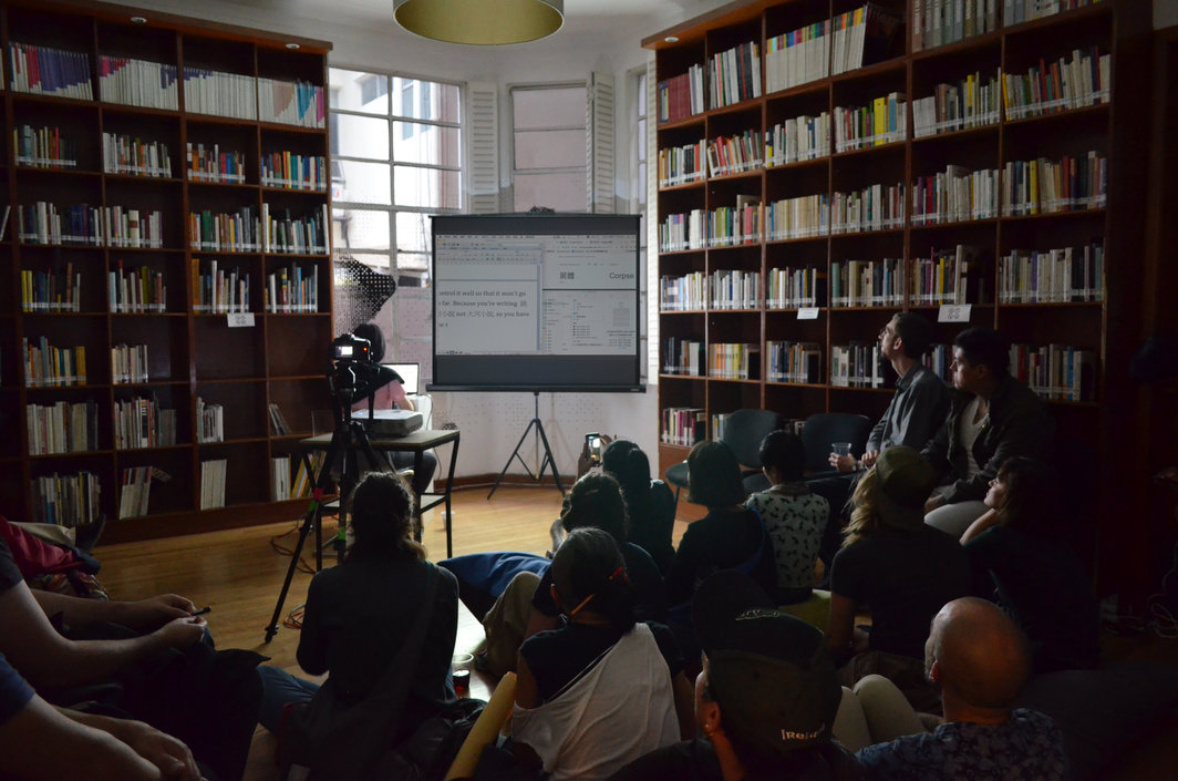 “我在五月和七月时，分别在台北和墨西哥城做了一场叫‘跳河小说’的表演”——张纹瑄.