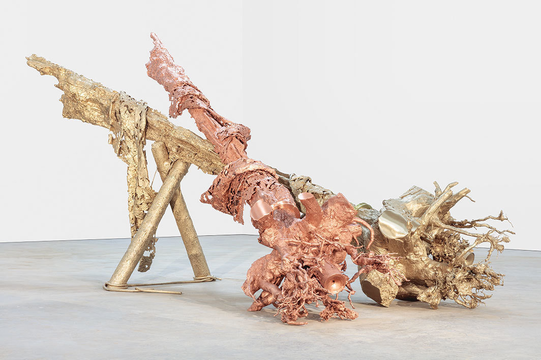 马修·巴尼，《处女们》，2018，黄铜，铜，10' 3“ × 20' 7 1⁄2” × 9' 5 1⁄2".