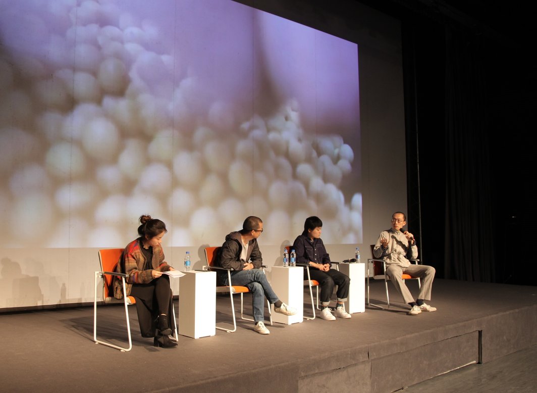 “看不见的斗争：忧郁与社会参与”活动现场，2018年10月20日，上海当代艺术博物馆（PSA）；从左至右分别为张涵露，满宇，马户和皮二.