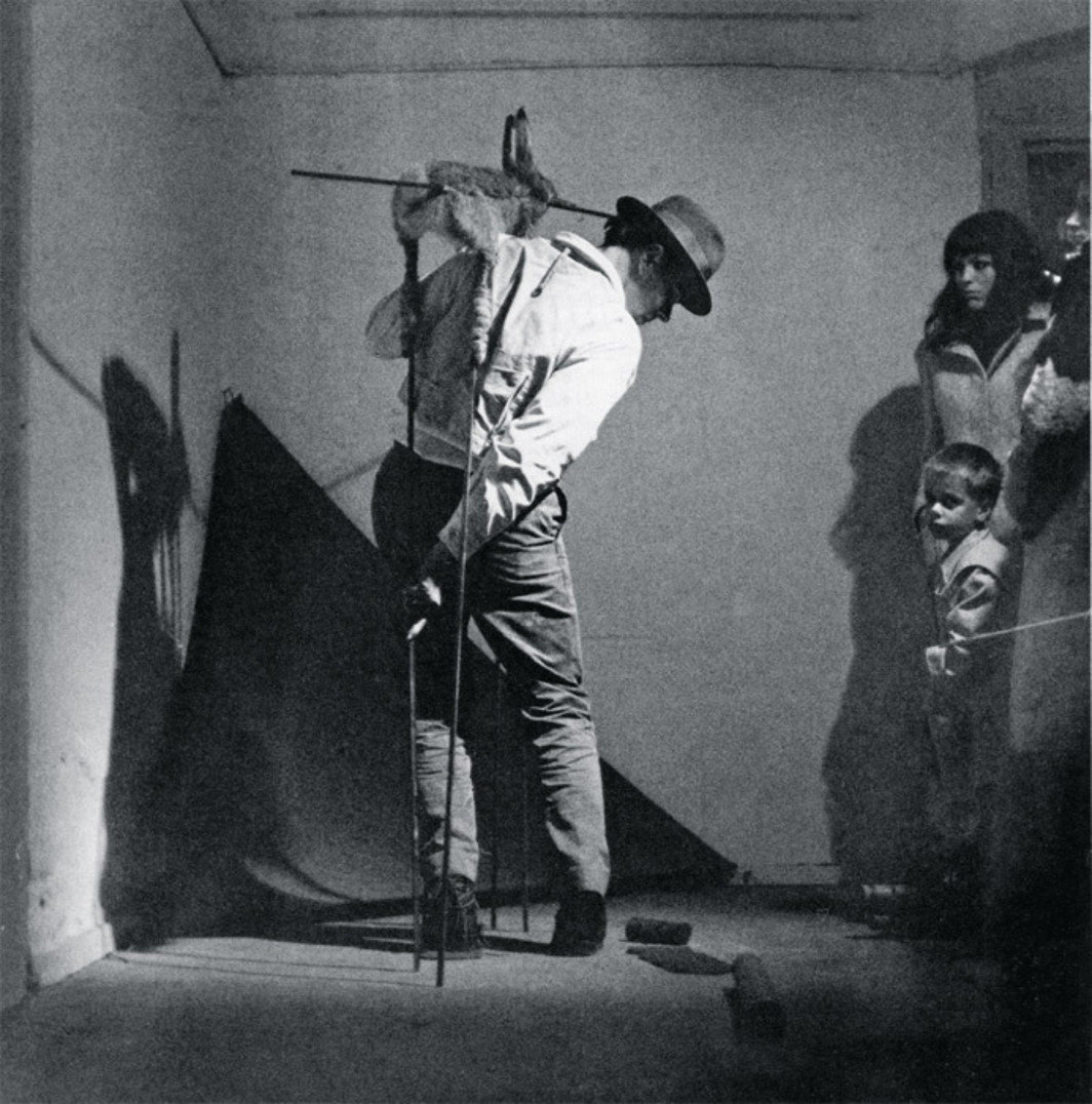 约瑟夫·博伊斯，《亚欧西伯利亚交响乐. 32乐章，1963》表演现场，1966年10月31日，René Block画廊. 摄影：Jürgen Müller-Schneck.