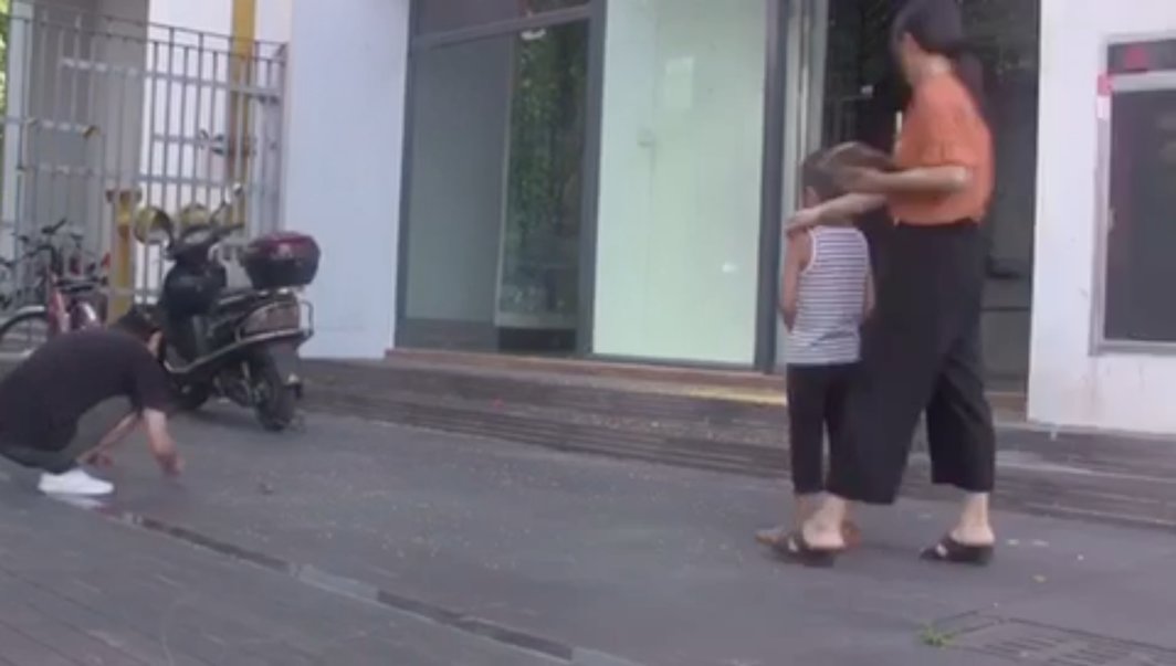 马户，《通知》截图，2017-18，视频，彩色和黑白，有声，24分18秒.