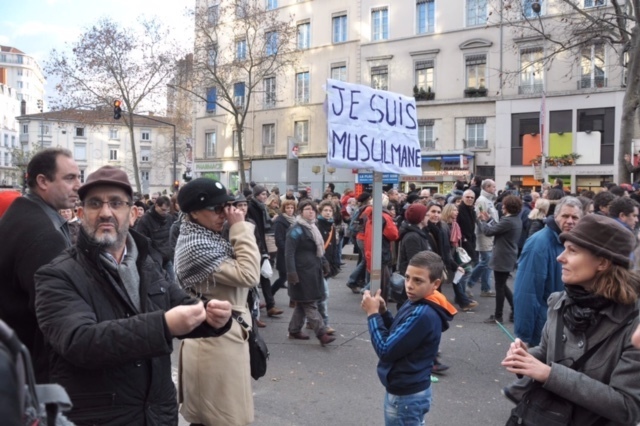 查理周刊恐怖袭击后的“我是查理”游行，一名穆斯林小孩举着“我是穆斯林”的告示牌，巴黎，2015年1月12日. 所有图片由蒲英玮拍摄.