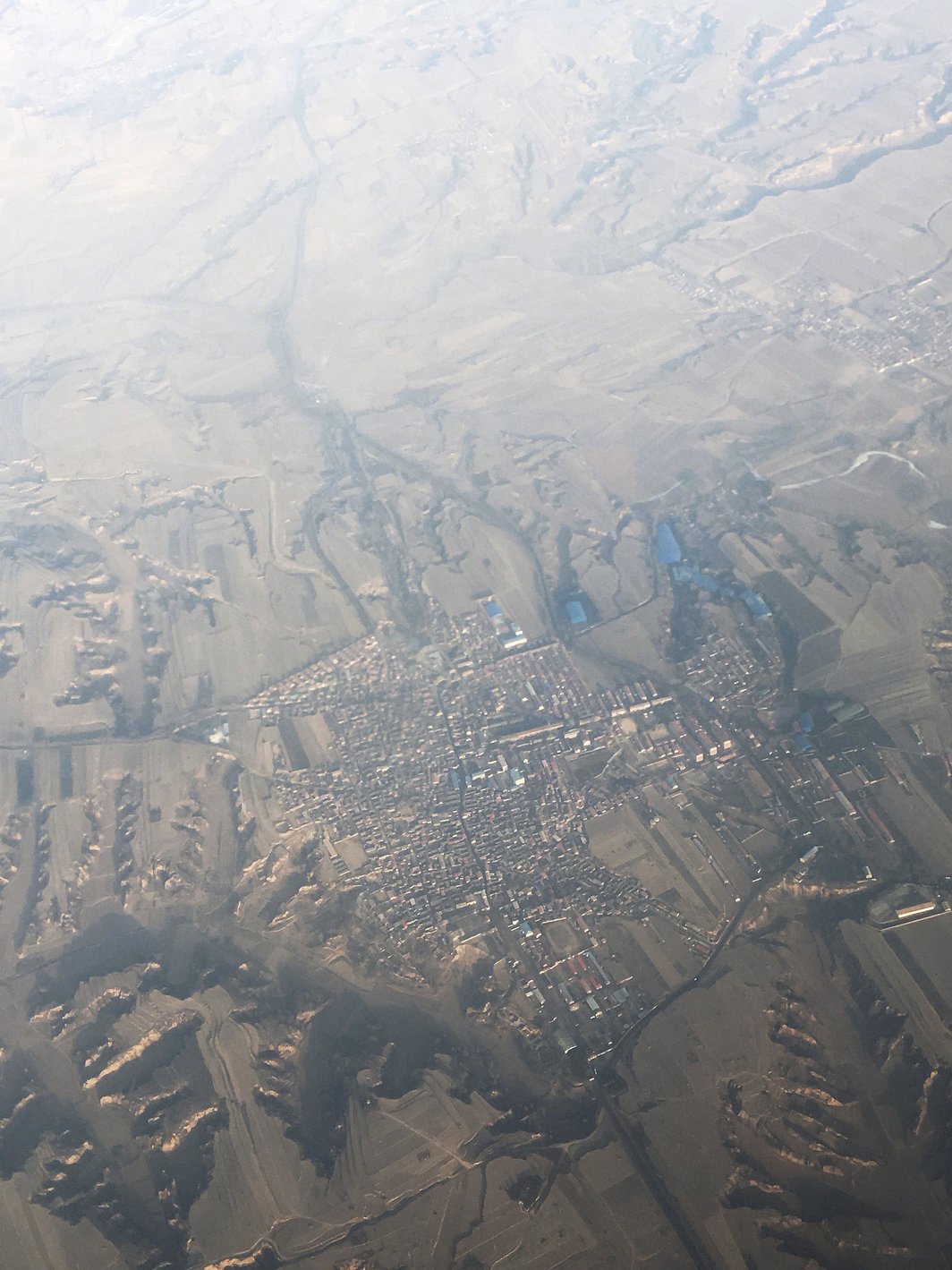 飞机上俯拍的一座中国无名城市，2019年3月6日.