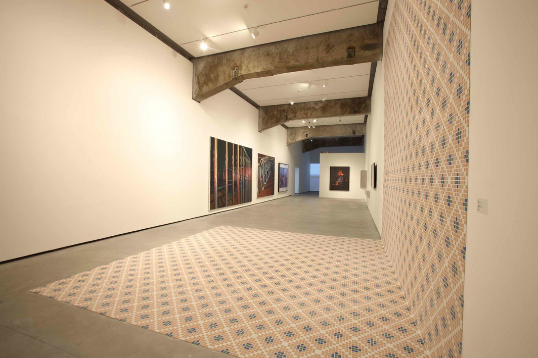 “后感性：恐惧与意志”展览现场，2016，北京民生现代美术馆. 前景为王卫作品《打开的自然史4》，2016，马赛克瓷砖.