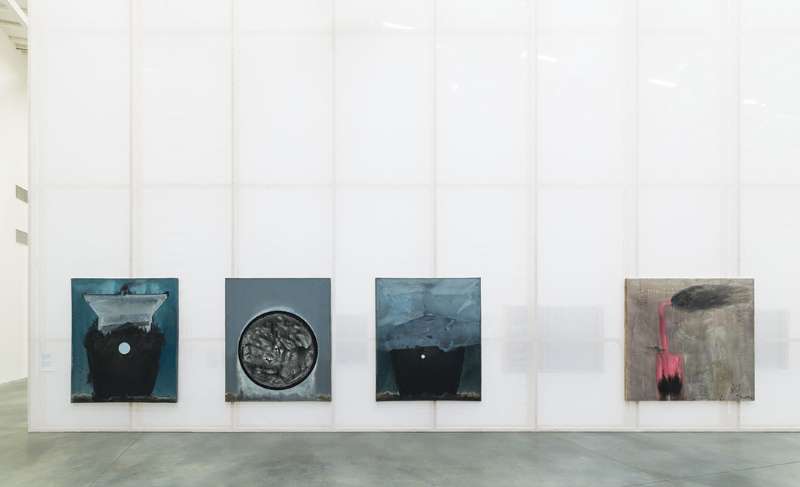 “艾迪·希拉：转型中的画家”（Edi Hila: Painter of Transformation），2018，展览现场，华沙现代艺术博物馆. 左起：《未来之人》（三联画），1997；《黑火》（Black Fire），1998；摄影：Daniel Chrobak.