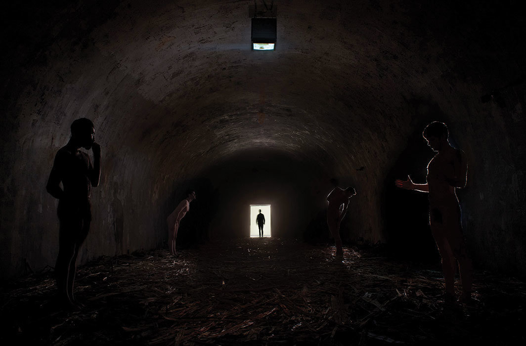 塔尼亚·布鲁古拉，《无题（哈瓦那 2000）》，甘蔗渣，录像（黑白，无声，3分47秒），四名古巴裔表演者的演出；表演现场，MoMa，纽约，2018. 摄影：John Wronn.