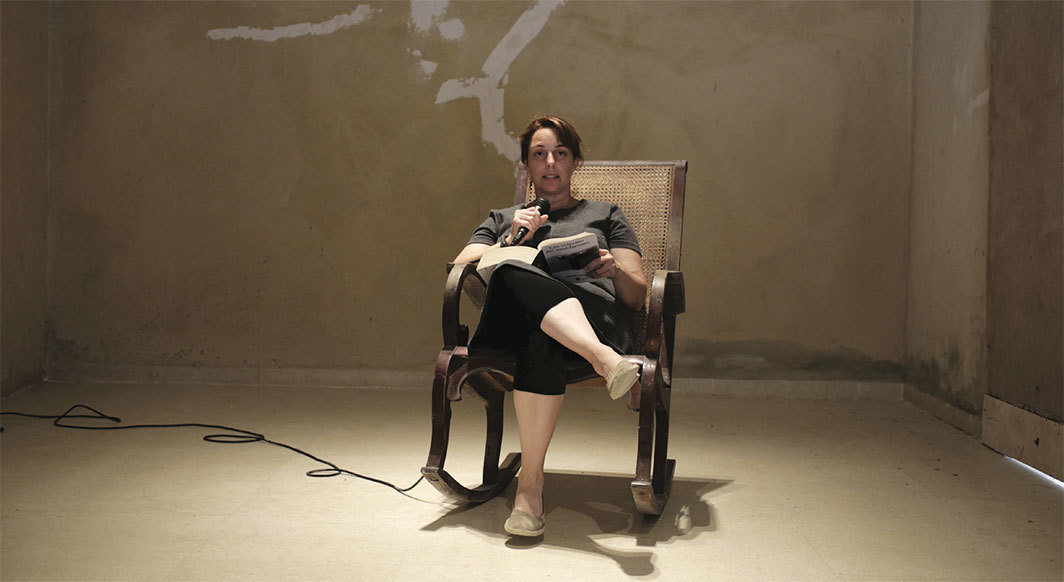 2015年5月20日，塔尼亚·布鲁古拉在家中朗读汉娜·哈伦特的《极权主义的起源》. 摄影：Enrique de la Osa.