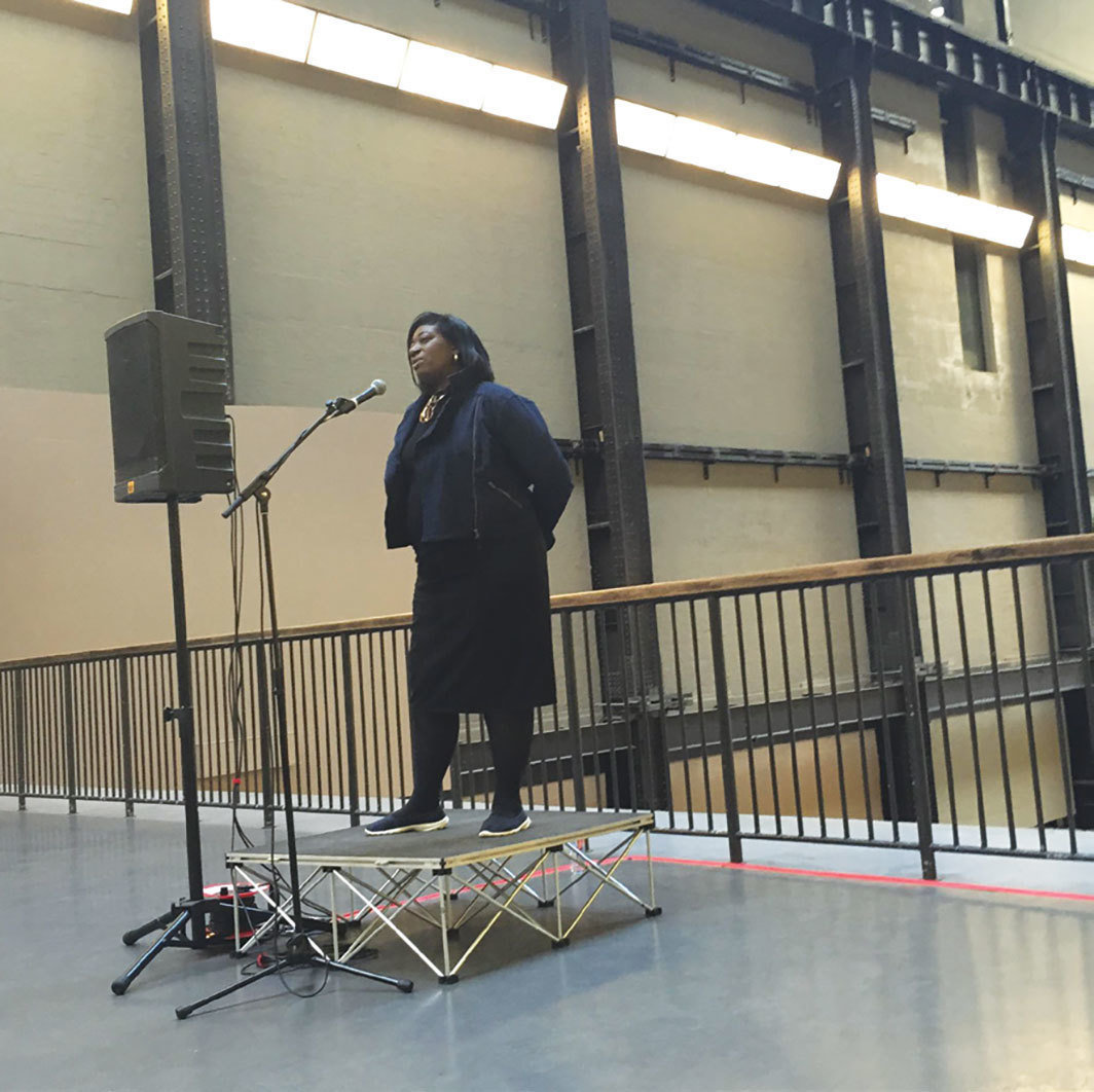 伦敦泰特美术馆呈现的塔尼亚·布鲁古拉的《#YoTambienExijo：再现塔特林的私语 #6》，2014，于布鲁古拉于古巴羁押期间实施，伦敦，2015年4月18日. Octavia Findlay. 图片：Tate/Twitter.