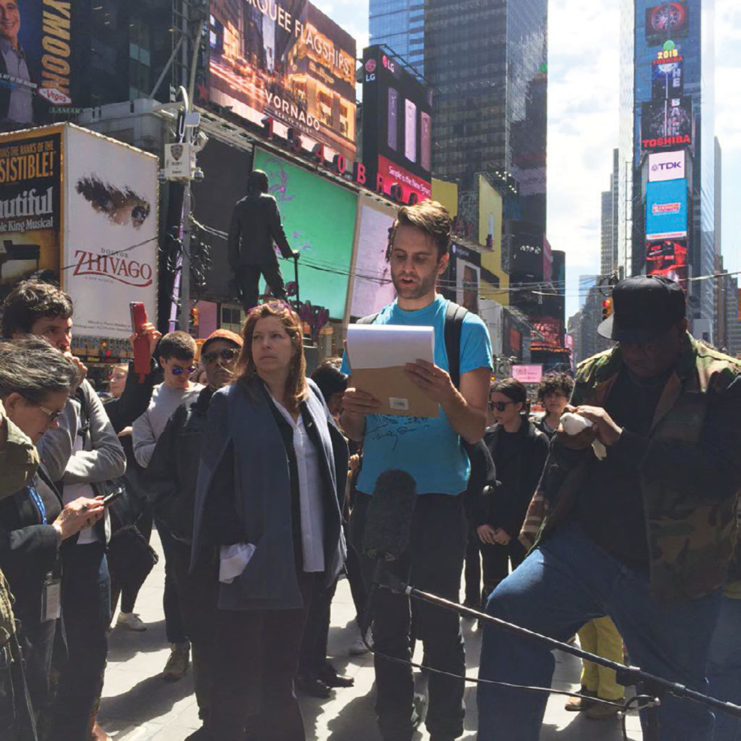 塔尼亚·布鲁古拉的《#YoTambienExijo：再现塔特林的私语 #6》，2014，于布鲁古拉于古巴羁押期间实施，纽约，2015年4月13日. Ryan McNamara. 图片：MoMa/Twitter.