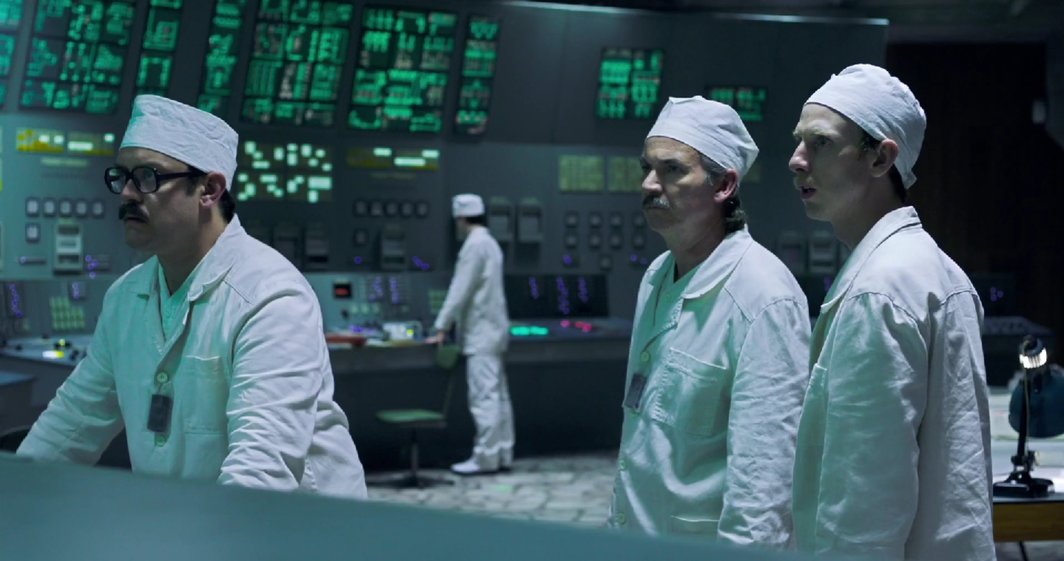HBO迷你剧集《切尔诺贝利》剧照；事故发生时几位切尔诺贝利的工作人员在控制室.