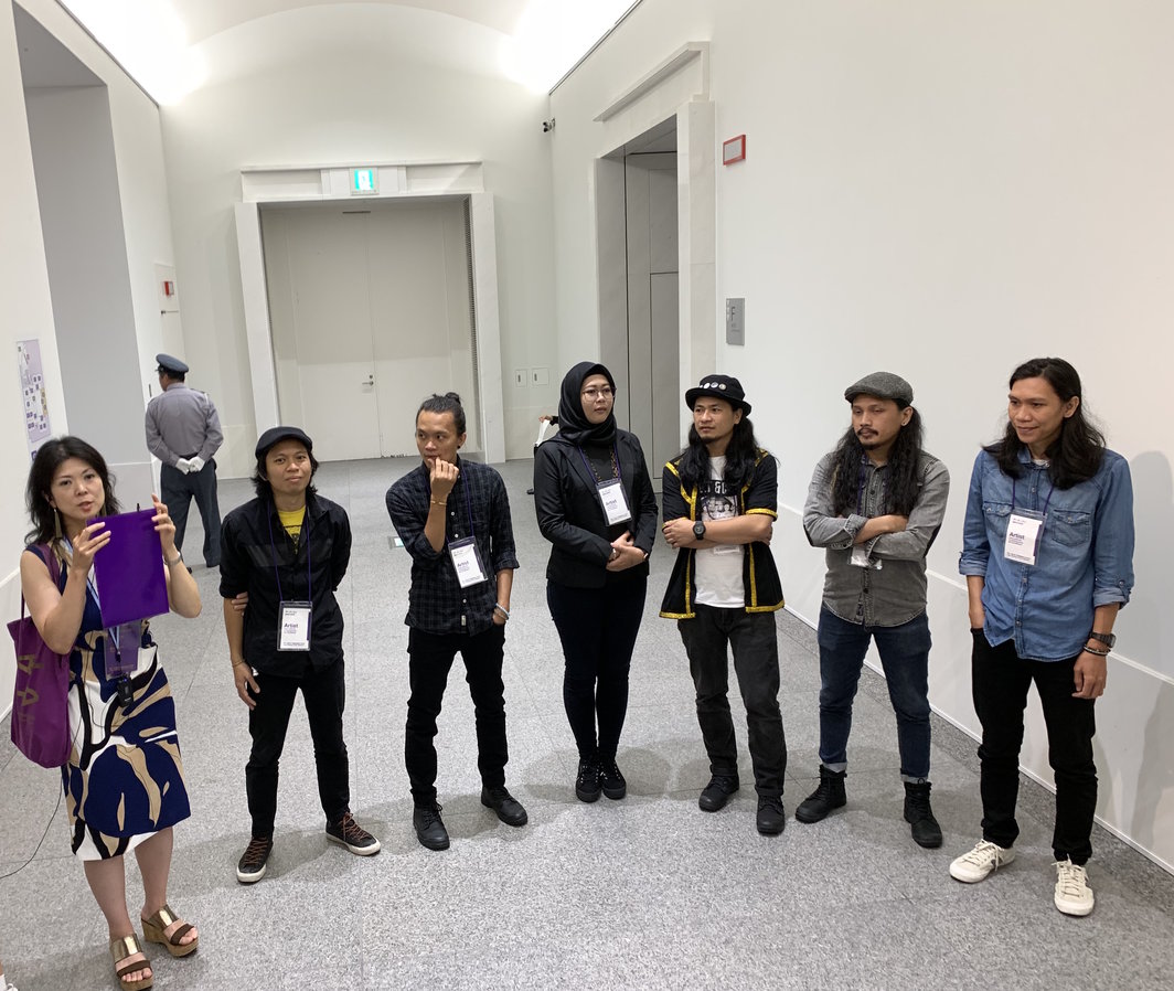 艺术组合Pangrok Sulap做现场的导览. 左一为2019爱知三年展主策展人饭田志保子.