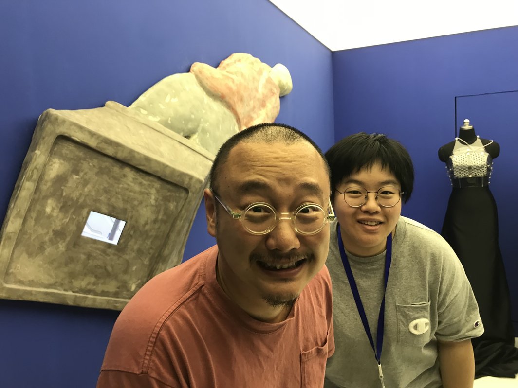 艺术家刘毅与“可善的陌生”展览策划团队的柏志飞.