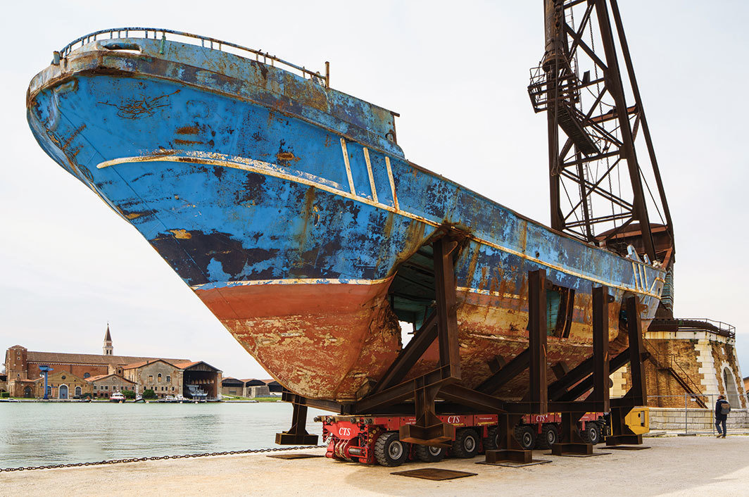 克里斯托弗·布歇尔，《我们的船》，2018–19，2015年4月18日在地中海沉没的船只残骸. 军械库展览现场. 摄影：Andrea Avezzù.