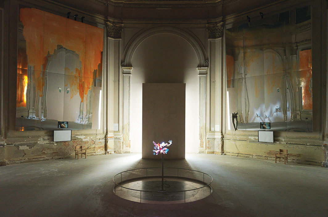 主题馆Sala Chini展厅展览现场，2019. 图中为傅丹、西普里安·加亚尔作品. 摄影：Nick Ash.