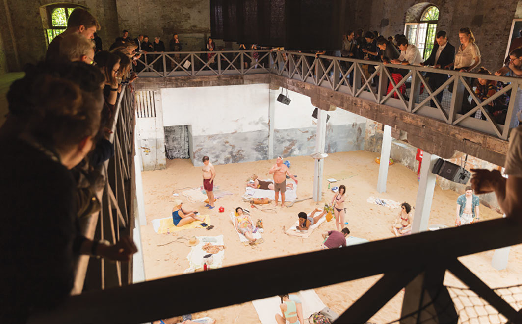 Rugilė Barzdžiukaitė、Vaiva Grainytė和Lina Lapelytė，《太阳与海洋（码头）》，2019，表演现场，意大利海军建筑群，立陶宛馆，威尼斯，2019年5月10日；摄影：Andrej Vasilenko.