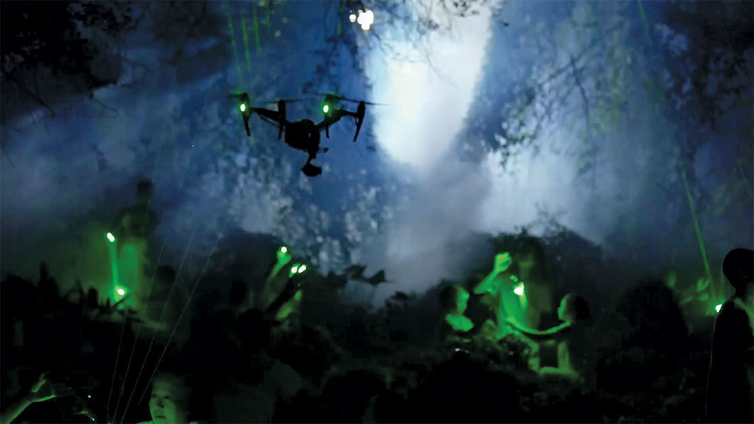 Korakrit Arunanondchai和Alex Gvojic，《塞满奇怪名字的人的房间里没有历史 5》，2018，录像截图，三频录像装置，30分44秒，含彩色数码录像（有声）的混合媒介装置，此外包含贝壳、树枝、镭射竖琴、树脂、烟雾机、LED灯和枕头；来自“愿你生活在有趣的时代”，军械库，威尼斯.