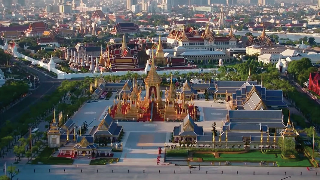 Korakrit Arunanondchai和Alex Gvojic，《塞满奇怪名字的人的房间里没有历史 5》，2018，录像截图，三频录像装置，30分44秒，含彩色数码录像（有声）的混合媒介装置，此外包含贝壳、树枝、镭射竖琴、树脂、烟雾机、LED灯和枕头；来自“愿你生活在有趣的时代”，军械库，威尼斯.