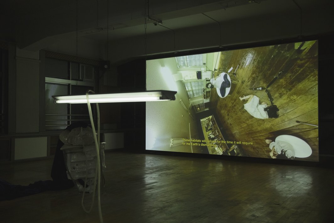 法比安· 吉罗德和拉斐尔·西博尼，《反转资本（1971-4936年），无人，第二季第二集》展览现场，2019. 摄影：Ola Rindal.