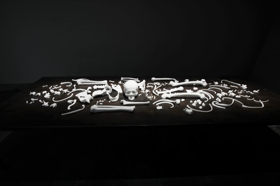 张培力，《全身的骨头》（局部），2019，白色卡拉拉大理石，28 x 59 x 181 cm.