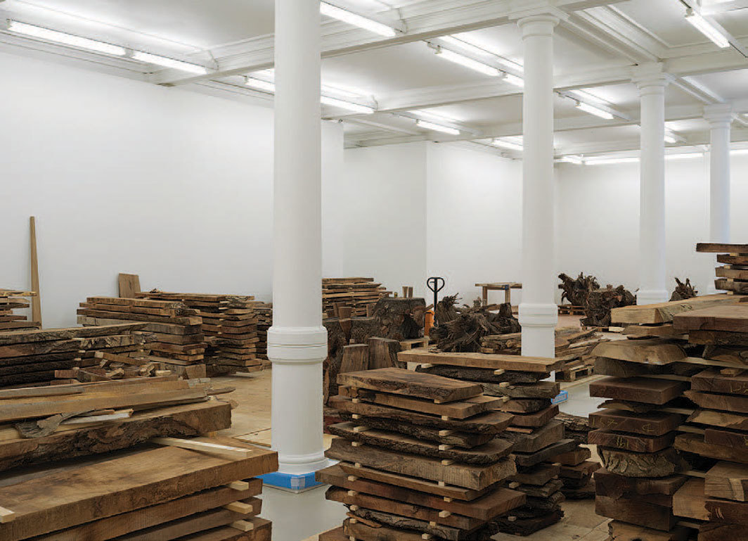 “傅丹：大教堂街区祈祷者舞台枪械库”（Danh Vō: Cathedral Block Prayer Stage Gun Stock），2019，展览现场，伦敦玛丽安·古德曼画廊；摄影：Nick Ash.