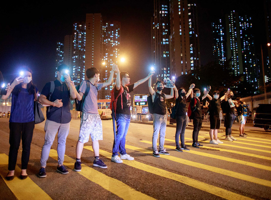 抗议者们形成一道人链，以此纪念波罗的海之路三十周年，2019年8月23日；摄影：Kevin On Man Lee/Penta Press/Shutterstock.