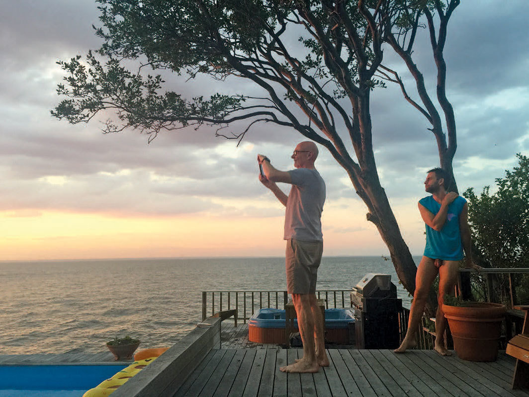 道格拉斯·克林普和莱恩·麦克纳马拉（Ryan McNamara）在纽约布鲁克海文镇的火岛松村，2016年6月29日；摄影：大卫·韦拉斯科.