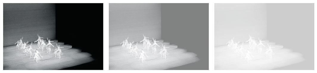 路易斯·劳勒，《四分之三尺寸的明信片》（Postcard at 3/4 Scale），1982/2016，在道格拉斯告别式上的投影《一分钟，给不止一人》，2019年11月2日.