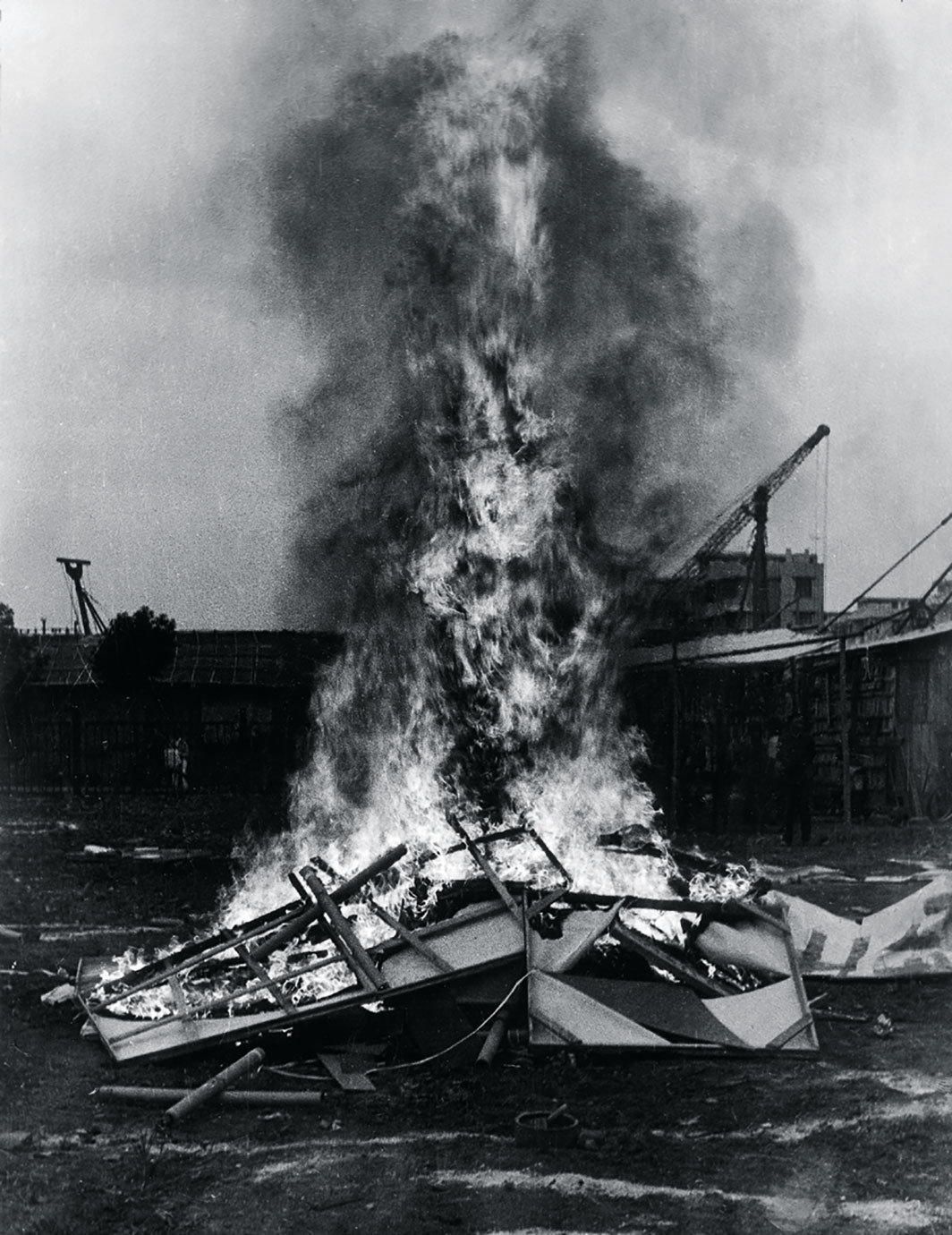 厦门达达在厦门文化宫前焚烧作品，中国福建，1986年11月24日. 摄影：Wu Yi Ming.