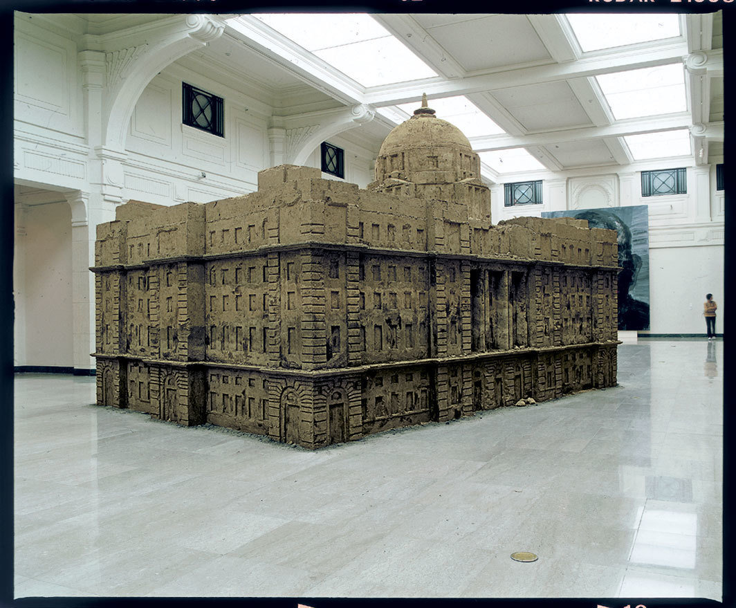 黄永砅，《沙的银行或银行的沙》，2000，沙、混凝土. 上海美术馆展览现场. 图片来源：第三届上海双年展.