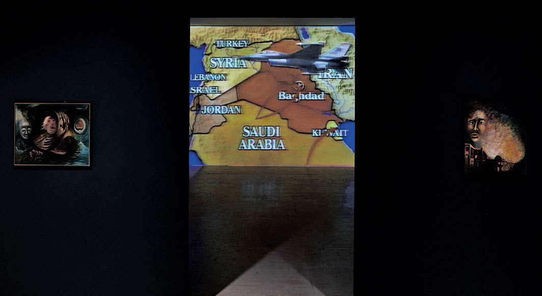 “行动剧场：海湾战争1991-2011”展览现场，2019-20，MoMA PS1，纽约；从左至右：哈里发·盖坦（Khalifa Qattan），《沙漠风暴》（Desert Storm），1979；米歇尔·奥德，《海湾战争电视战争》（Gulf War TV War），1991-2017；哈里发·盖坦，《科威特在燃烧》（Kuwait Is Burning），1971；摄影：Matthew Septimus.