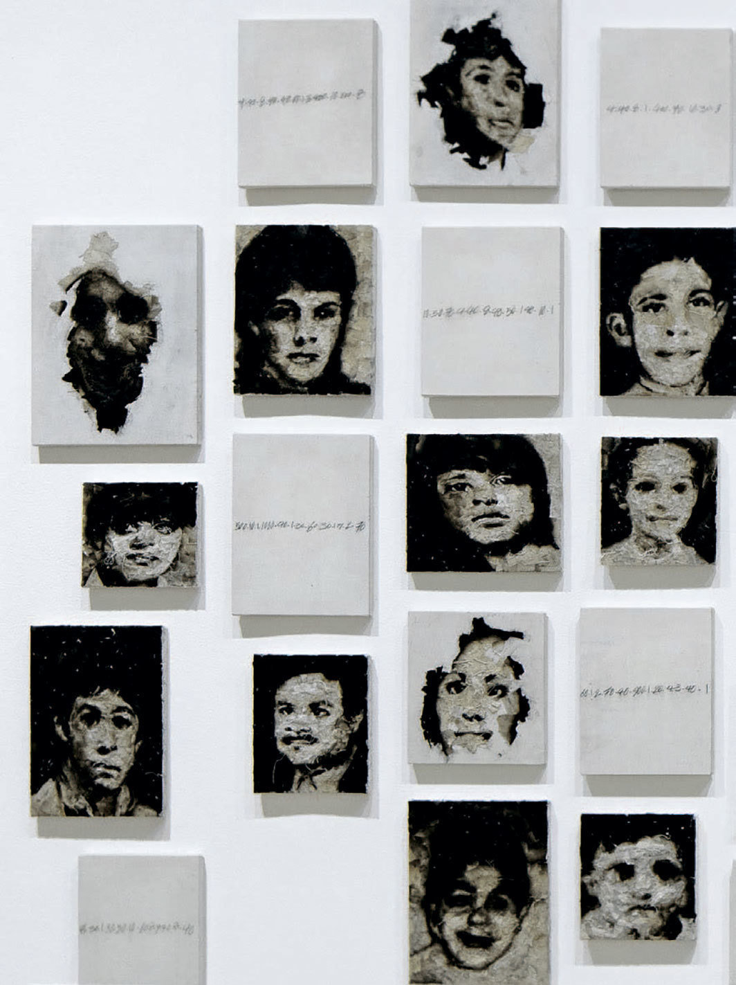 哈娜·马拉拉，《她/他没有照片》，2019，铜牌，灼烧过的画布，布面铅笔，尺寸可变.