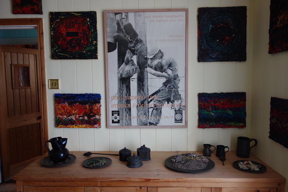 小屋里到处挂满了贾曼的画作.