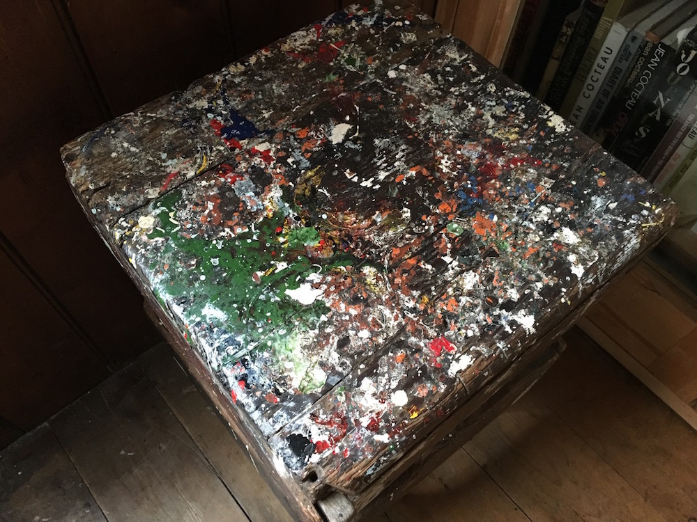 贾曼用来调色的凳子.