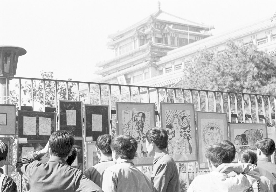 观众正在星星美展上观看曲磊磊的钢笔画作品，1979年9月27日，摄影：李晓斌，星星艺术基金会惠允.