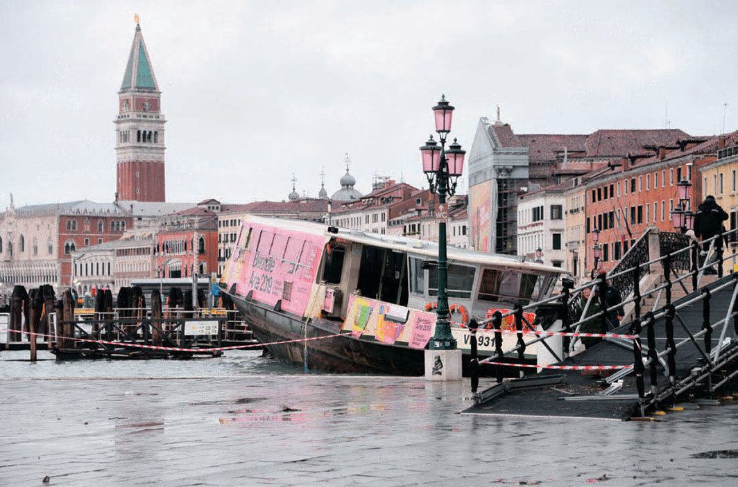 渡船因淹水而停靠在岸边，威尼斯，2019年11月13日；摄影：Andrea Merola/EPA-EFE/Shutterstock.