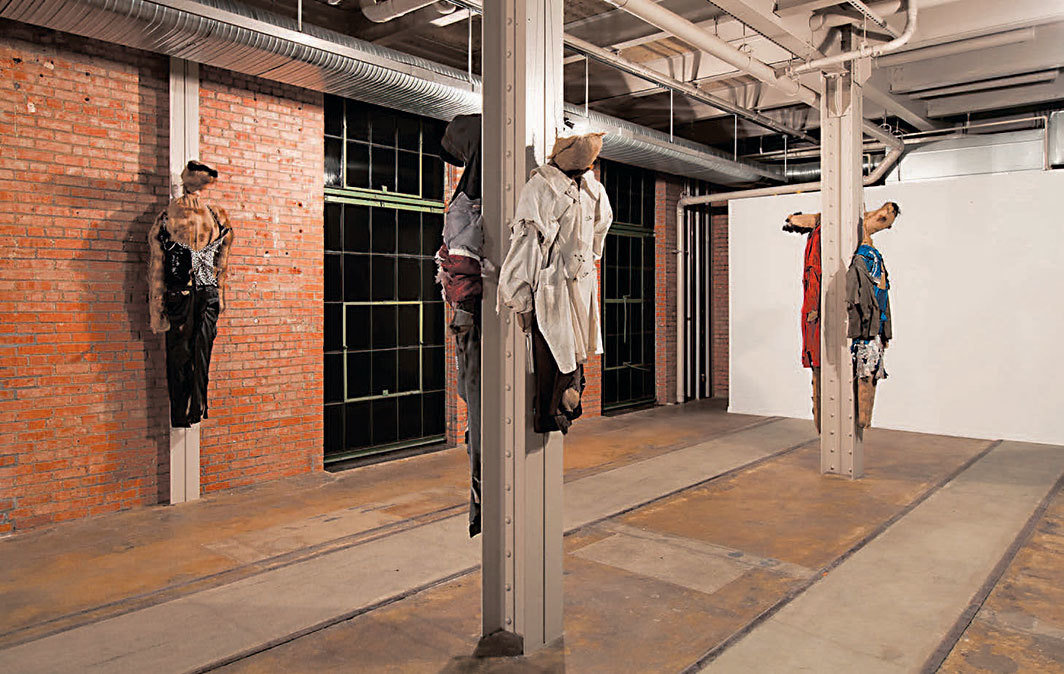 乔斯·德·格鲁伊特和哈拉·尔德，《波美拉尼亚的肮脏木偶》，2015，展览现场，达拉斯电厂.