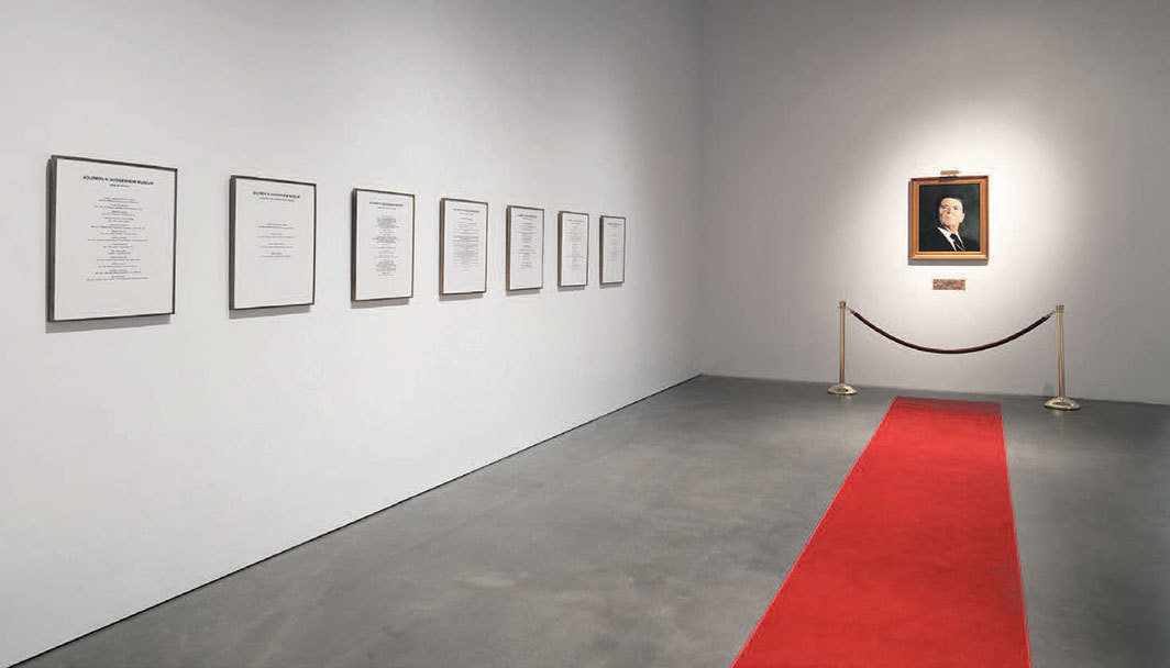 “汉斯·哈克：万物互连”展览现场，2019-20. 从左至右：《所罗门·R·古根海姆博物馆董事会》，1974；《油画：向马塞尔·布达埃尔致敬》，1982.