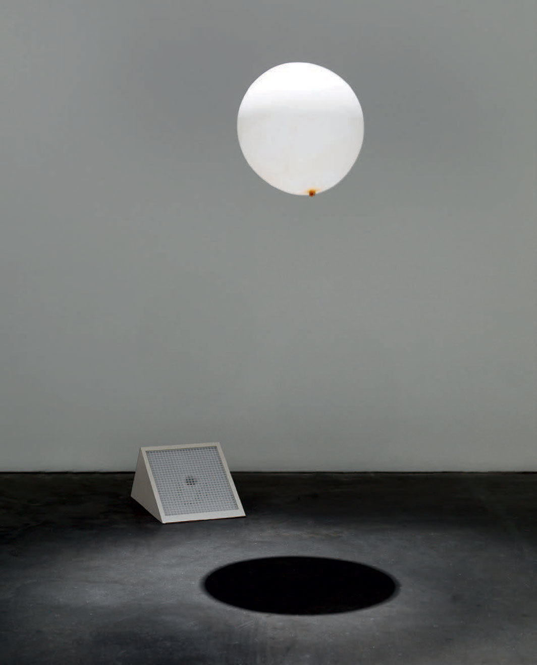 汉斯·哈克，《倾斜喷气机中的球体》，1964–67/2011，气象气球、氦气、风扇、层压板、木材、喷气机. 展览现场，2019. 