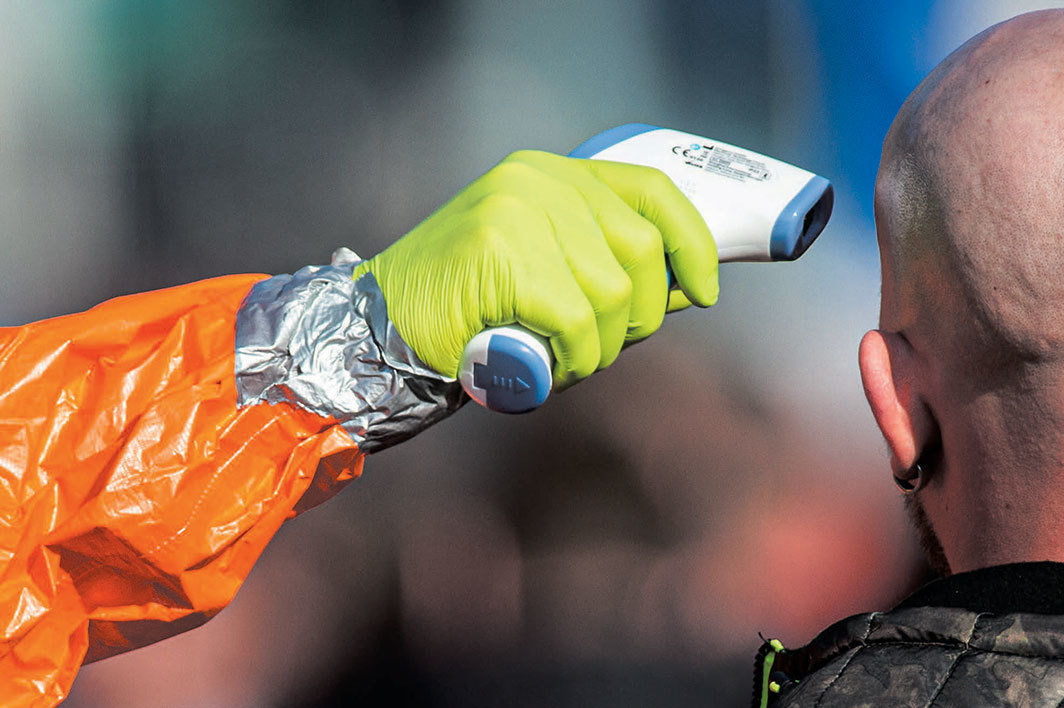 德国-波兰边境的体温监测，德国格尔利茨，2020年3月18日.摄影：Florian Gaertner/Photothek/Getty Images.