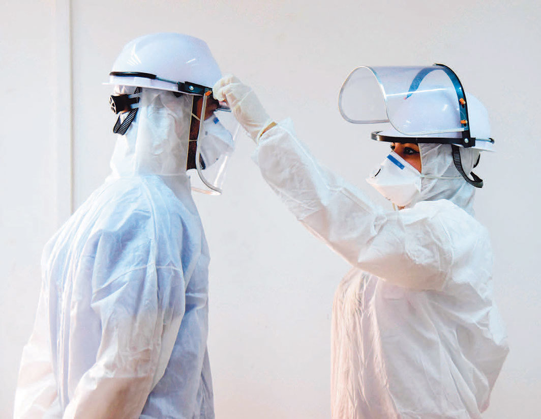 Covid-19隔离中心的护士们，巴格达医疗城，2020年4月8日. 摄影：Murtaja Lateef/EPA-EFE/Shutterstock.