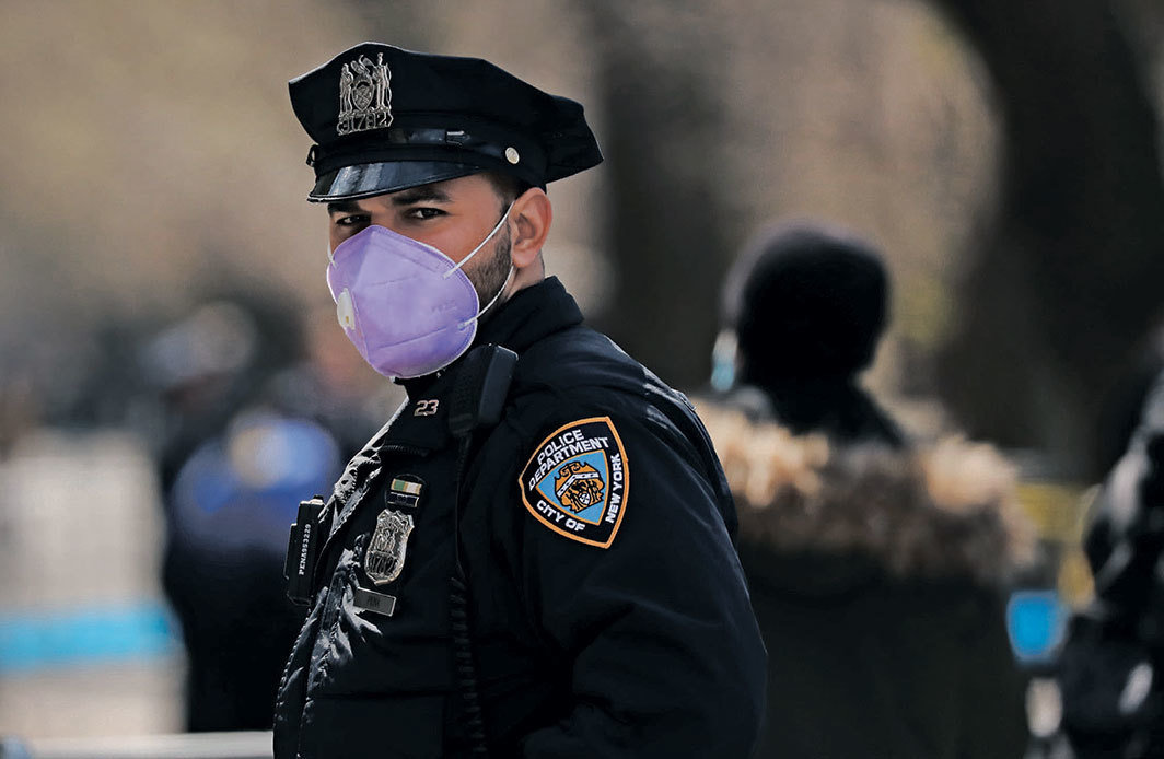 西奈山医院外的警官，纽约，2020年4月1日. 摄影：Spencer Platt/Getty Images.