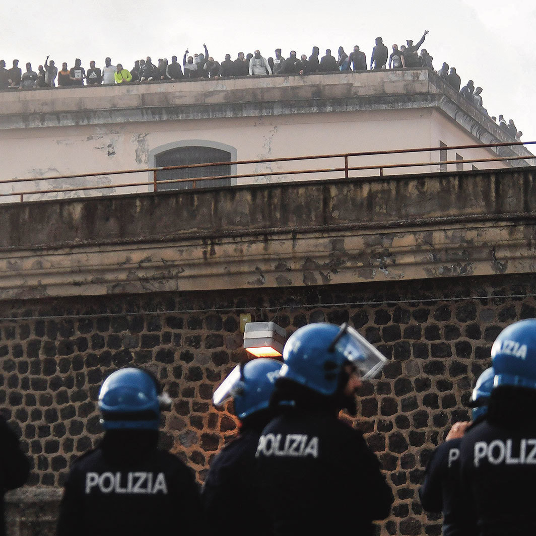 与疫情相关的动乱，意大利那不勒斯波焦雷亚莱监狱，2020年3月9日. 图片来源：S Laporta/Kontrolab/IPA/SIPA/Shutterstock. 