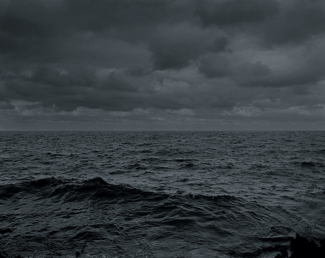 达伍德·贝，《无题#25（伊利湖和天空）》，2017，黑白银盐照片，44 × 55". 来自“夜色温柔而至，黑”系列，2017.
