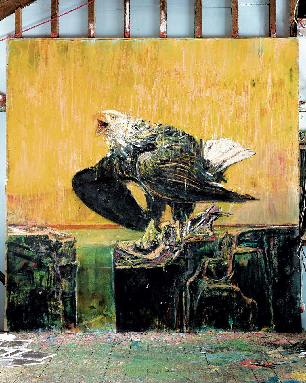 赛·加文，《无题（秃鹰）》（Untitled [Bald Eagle]），2020，画布上油画料、丙烯和油画棒，90 × 90"；赛·加文位于纽约上城的工作室内.