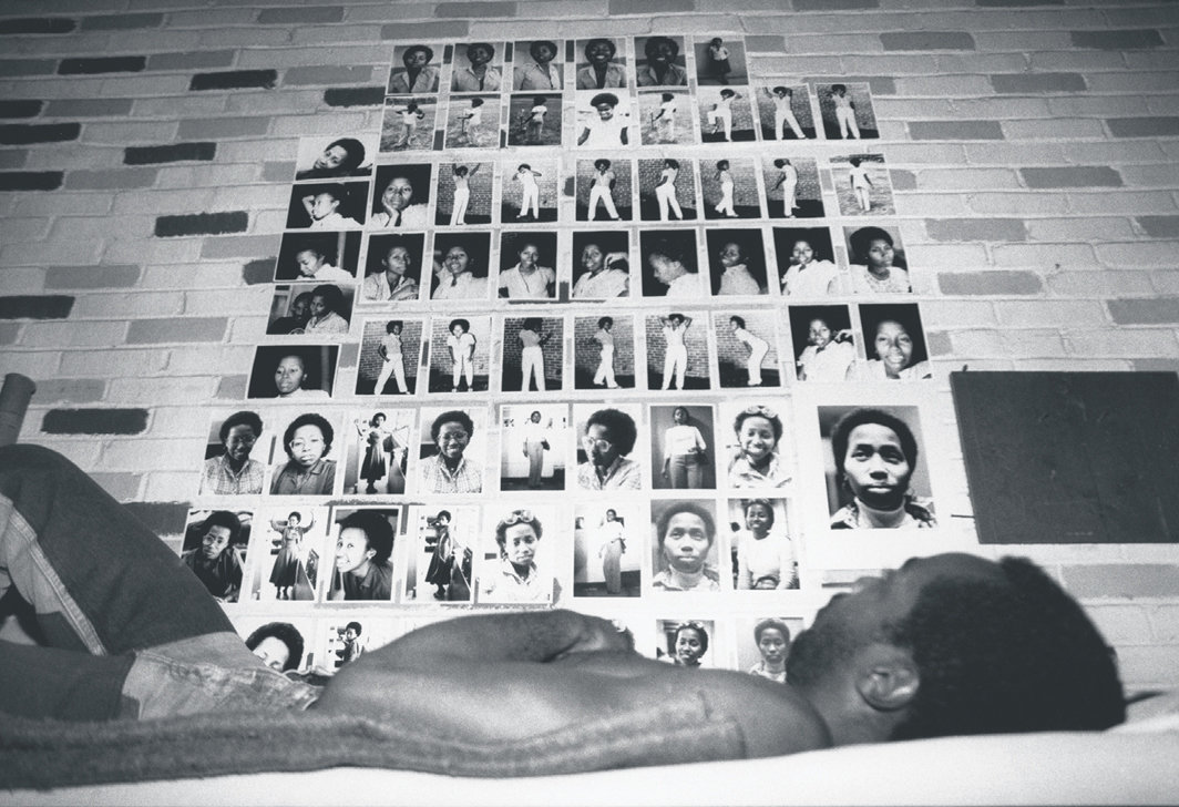 迈克尔·摩西·艾尔（Michael Moses El），《黛西的自拍》（Self-Portrait with Desi），1985，明胶银版印刷，9 1⁄2 × 14"；© PhotoChange LLC and Michael Moses El.