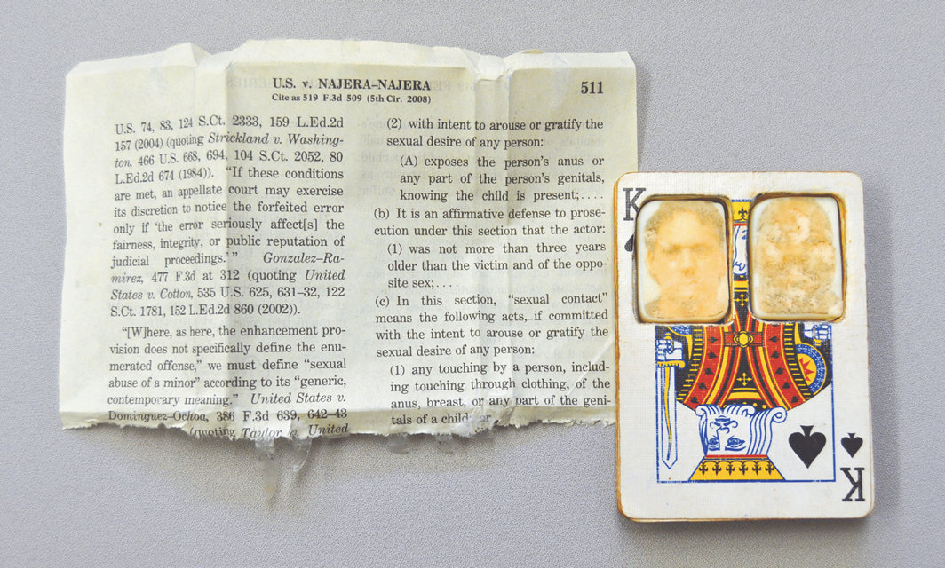杰西·克里麦斯，《炼狱》（Purgatory），2009，监狱肥皂、报纸拓印、纸牌，3 1⁄2 × 2 1⁄2".