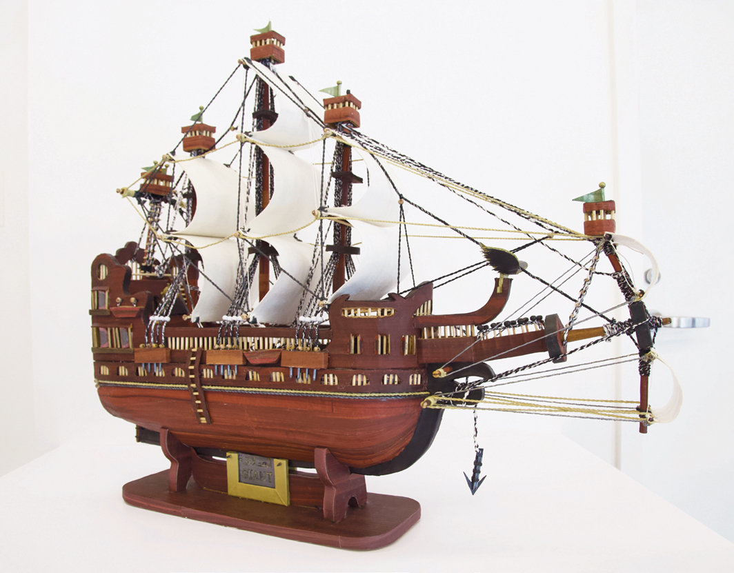 莫阿斯·阿尔维，《巨人》（Giant），2017，综合媒介，35 × 35 × 11 1⁄2".